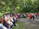 Kindertanzgruppe auf der Gartenparty